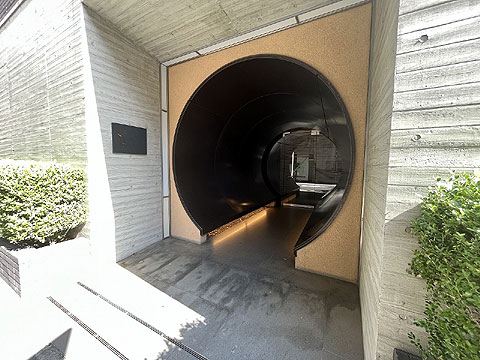 エントランス　タイムトンネルをモチーフとしたエントランス