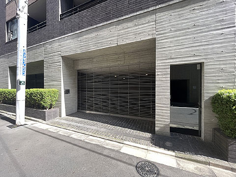 駐車場　シャッターゲート付の駐車場