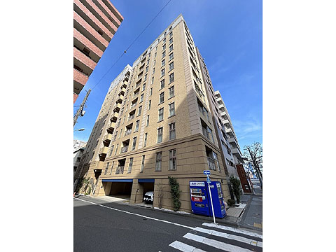 現地外観写真 地上13階建て、総戸数58戸、2003年8月完