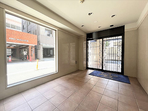 ロビー 大型の窓により明るいエントランスホールです。