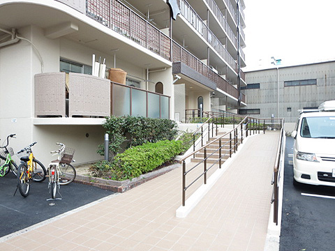 エントランス　スロープがありますので車椅子の方でも便利です