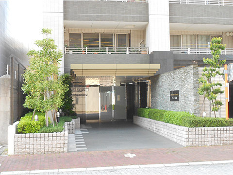 エントランス 石張りのエントランスは風格と気品に満ちています