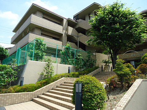 現地外観写真 閑静な住宅街に建つタイル貼の建物外観。