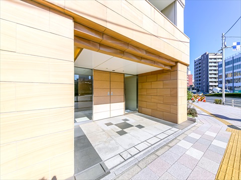 ロビー　オブジェのあるギャラリーホールは天然大理石貼