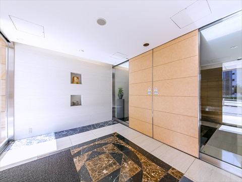 その他共用部　ラウンジは白の天然大理石の床に白いソファーを配