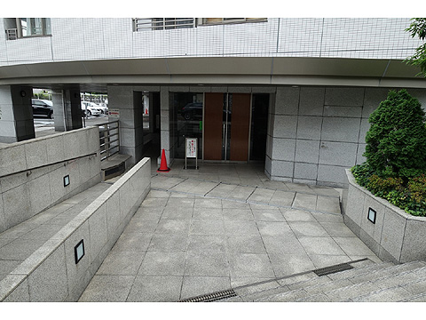 現地外観写真　DSC07810エントランスポーチ