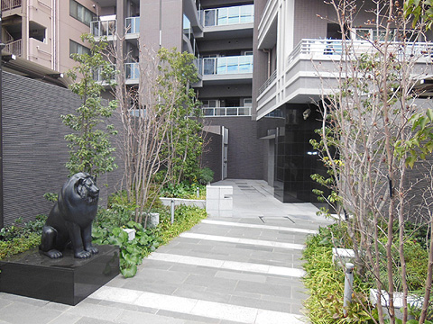 エントランス エントランスアプローチ(ライオン像)