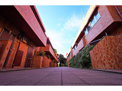 現地外観写真 欧州の都市形成をモデルにした、レンガのパティを