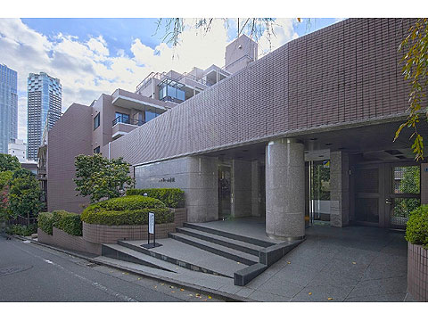 現地外観写真　建物外観およびエントランス