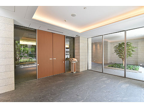 エントランス　非接触キー対応のオートロックエントランス