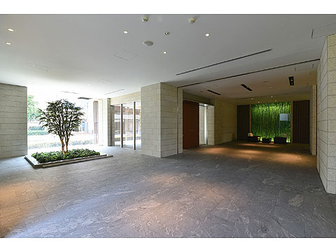 ロビー　御影石床のエントランスホール