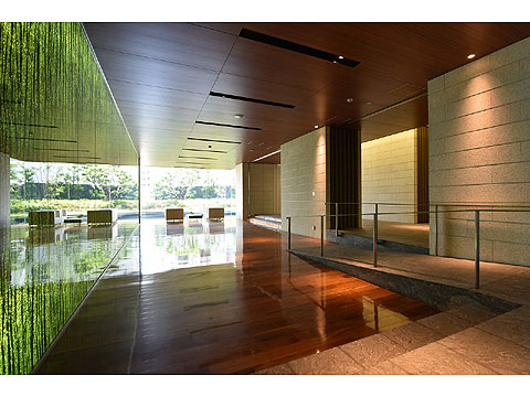 ロビー　竹林をイメージしたガラスと和紙の光壁