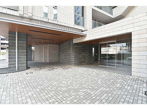 エントランス　インターロッキングを敷き詰めたマスターズエント