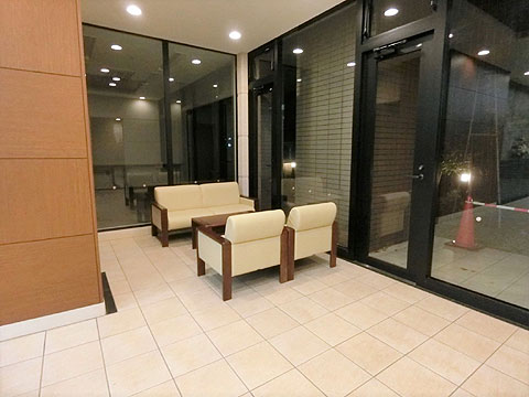 ロビー ロビーにソファ、奥には集会室もあります