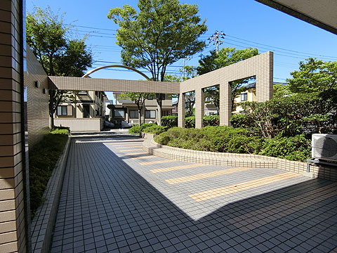 エントランス　春にはつつじが綺麗に咲きます