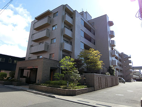 現地外観写真　閑静な住宅地に佇む「サーパス紫竹」