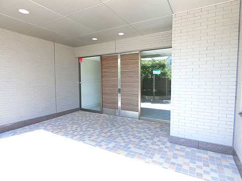 エントランス オートロックで落ち着いた雰囲気のエントランス