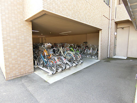 その他共用部 駐輪場はリサイクルラックがあり、整理されていま