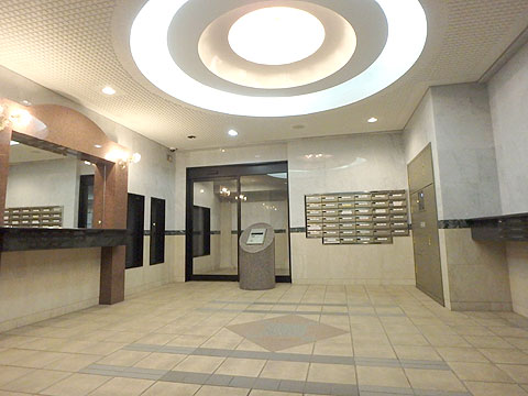 ロビー 綺麗なロビーです。便利な宅配ボックスがあります。