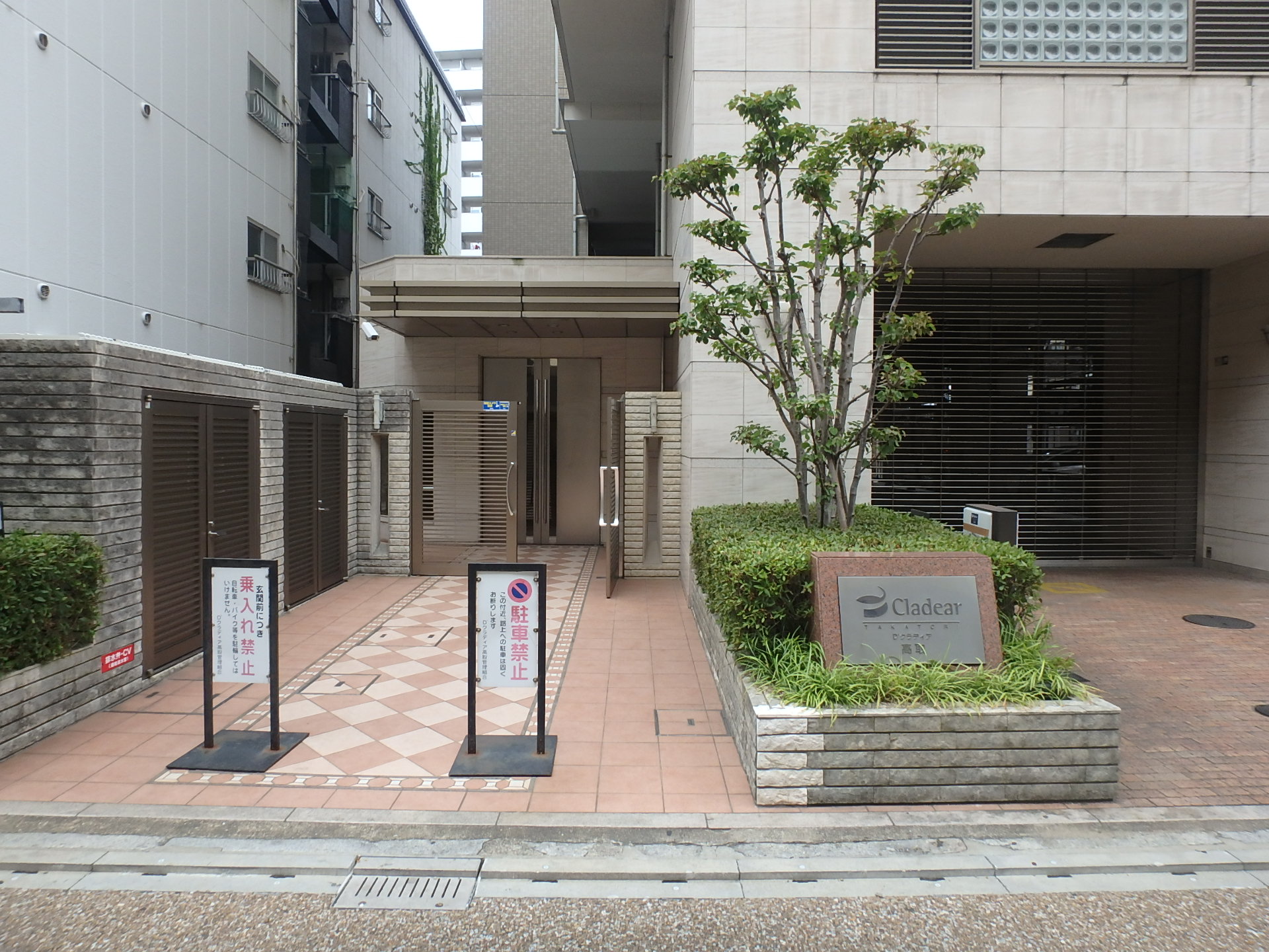 エントランス TVモニター付きオートロック、シャッター付きの