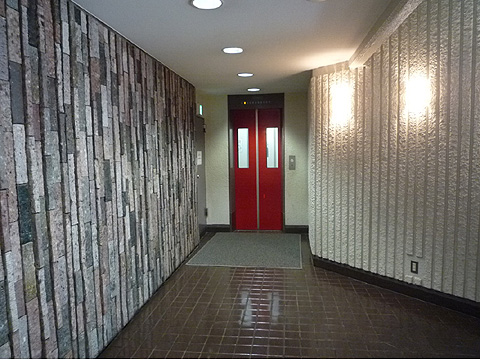 その他共用部　エレベーター１基、２０１８年５月にエントランス