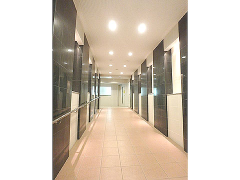 ロビー　１階ＥＶホールまでのアプローチ