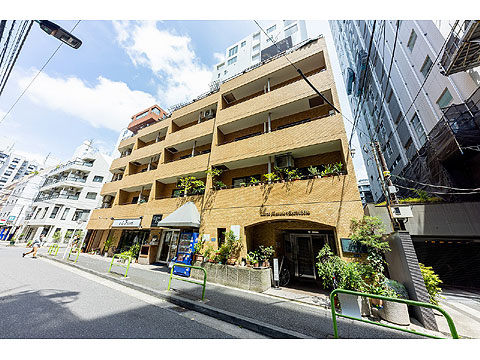 現地外観写真　外壁タイル貼りで重厚感のある外観です。