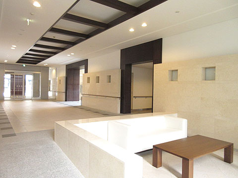 エントランス ホテルを思わせる堂々とした佇まいの広々としたエ