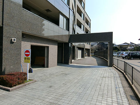 現地外観写真 駐車場出入り口にはシャッター付き