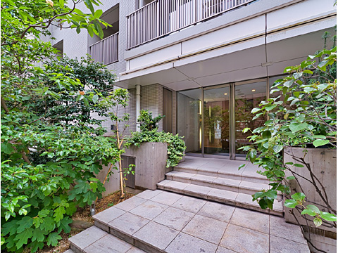 エントランス 北側のステーションエントランスから「六本木一丁