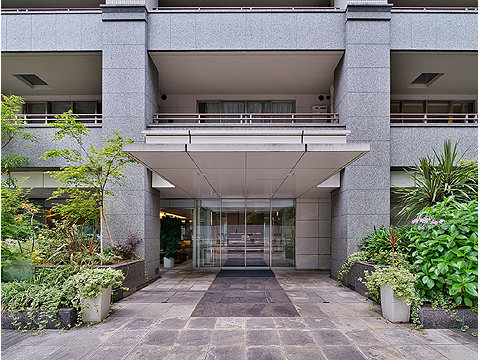 エントランス 南側のメインエントランスと北側のステーションエ