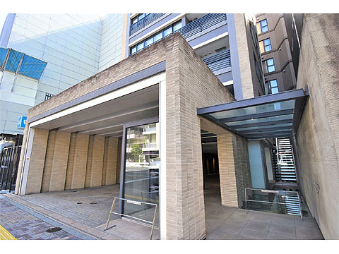 現地外観写真 水盤のあるメインエントランスへのアプローチ