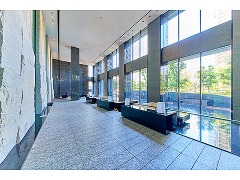 ロビー 二層吹抜けのグランドラウンジ