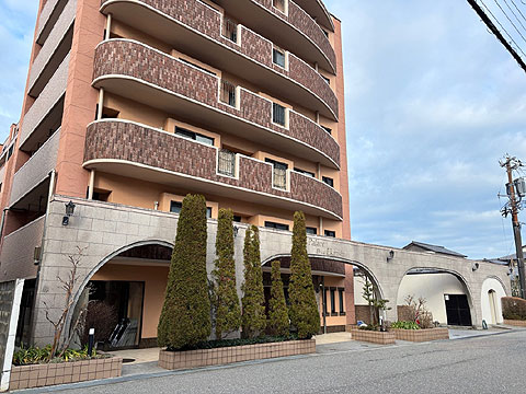 現地外観写真　正面玄関2