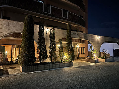 現地外観写真　正面玄関（夜景）1