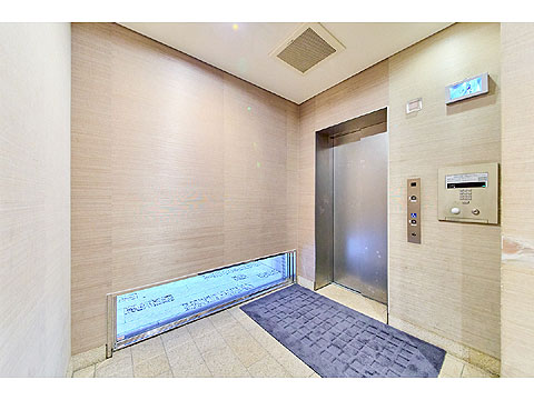 その他共用部 1階エレベーター前、ダブルロック仕様です。