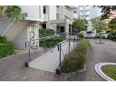 現地外観写真　スロープ