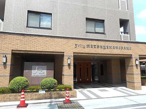 現地外観写真　建物外観（東方向より）