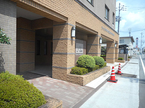 現地外観写真　建物外観（南東方向より）