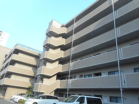 現地外観写真　建物外観（北西方向より）