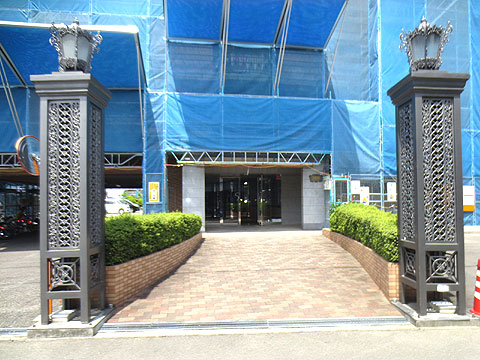 現地外観写真 エントランス(大規模修繕工事中)