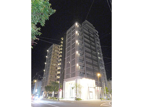 現地外観写真　建物外観（夜間）