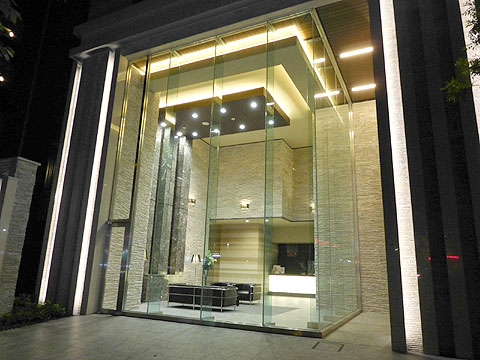 エントランス　エントランス（夜間）