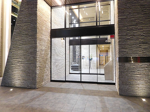 エントランス　エントランス（夜間）