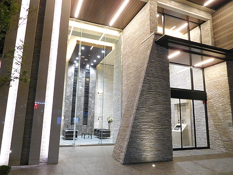 エントランス　エントランス（夜間）