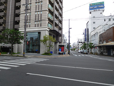 現地外観写真　前面道路