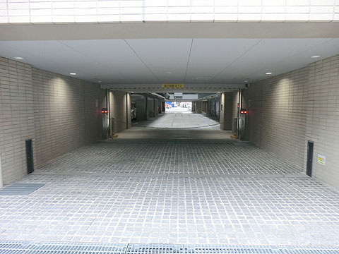 駐車場　駐車場入り口