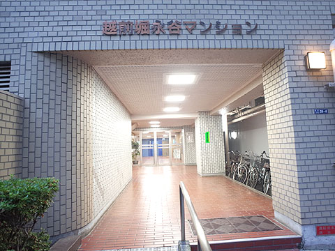 エントランス スロープ付きのエントランス