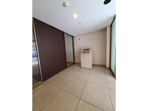 その他共用部 清潔感ある風除室。安心のオートロック付き。