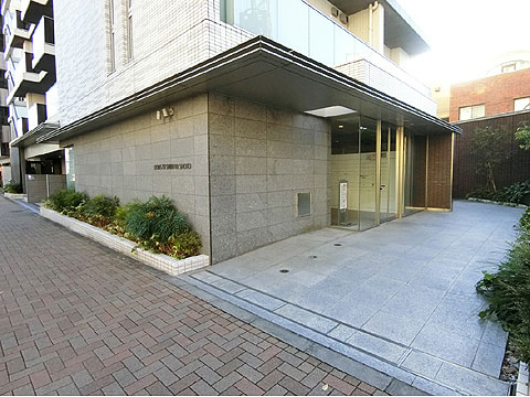 エントランス　電線類が地中化され緑豊かな広々とした歩道